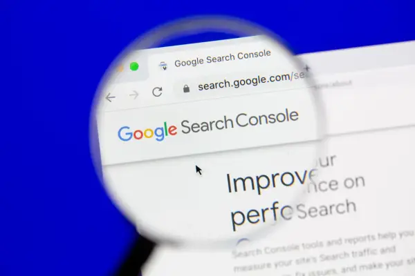 Google Search Console pomaga w indeksowaniu strony. Widok strony z lupą.