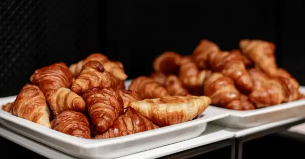 Pyszne rogaliki na śniadanie w hotelu garni. Złociste, chrupiące wypieki kuszą swoim aromatem.